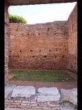 03456 ostia - regio i - insula iii - caseggiato di diana (i,iii,3-4) - via dei balconi - raum 16 (laden) - bli ri osten - 09-2022.jpg